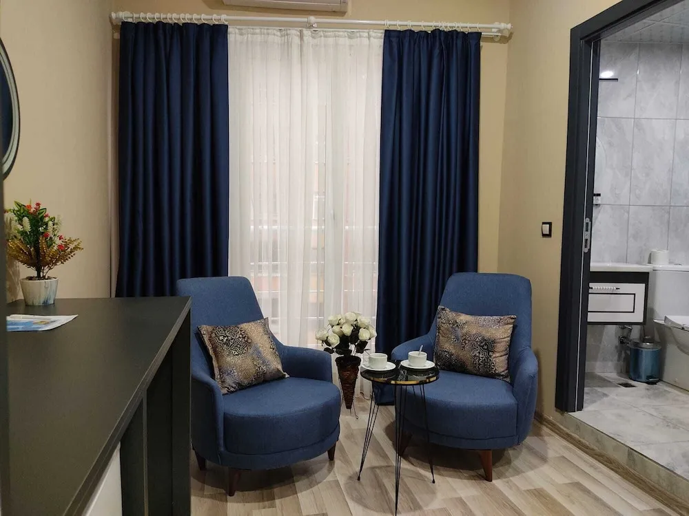 TWIN ROOM