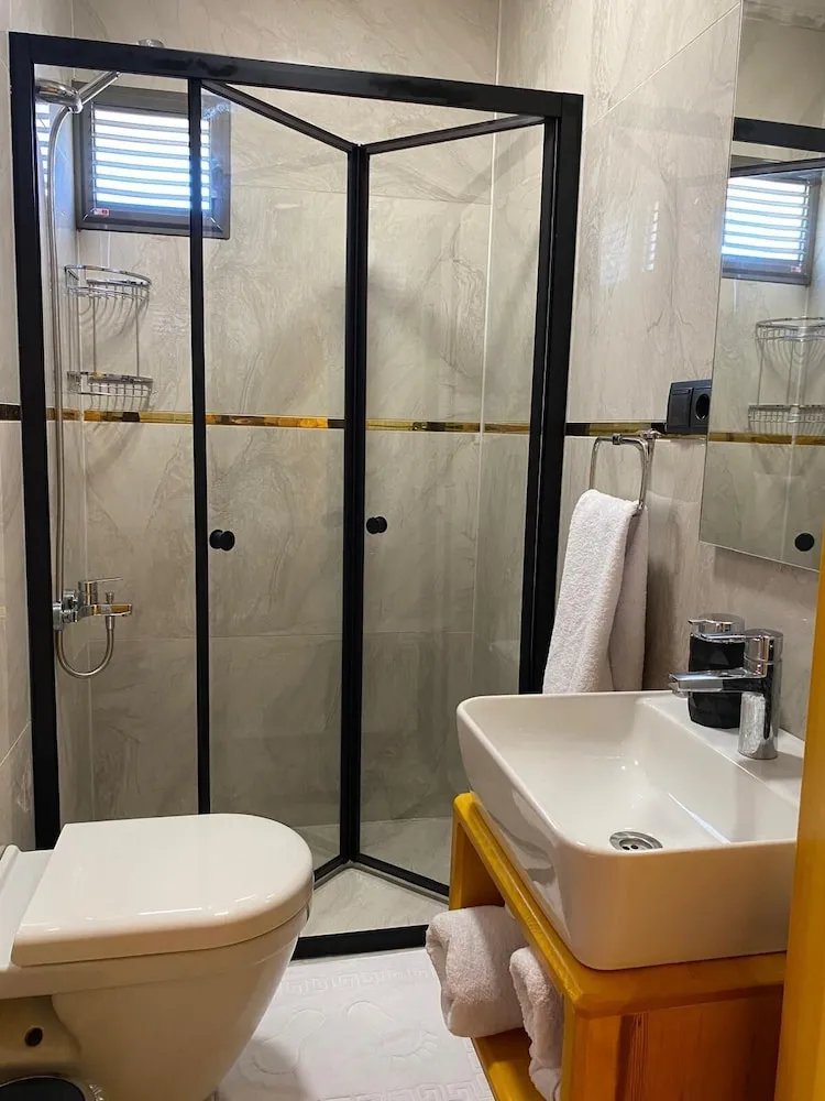 Comfort Tek Büyük Yataklı Oda, Balkon, Bahçe Manzaralı