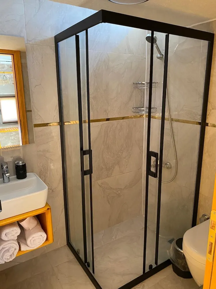 Comfort Tek Büyük Yataklı Oda, Balkon, Bahçe Manzaralı