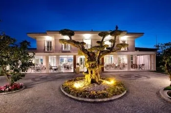 B. Equine Range Hotel