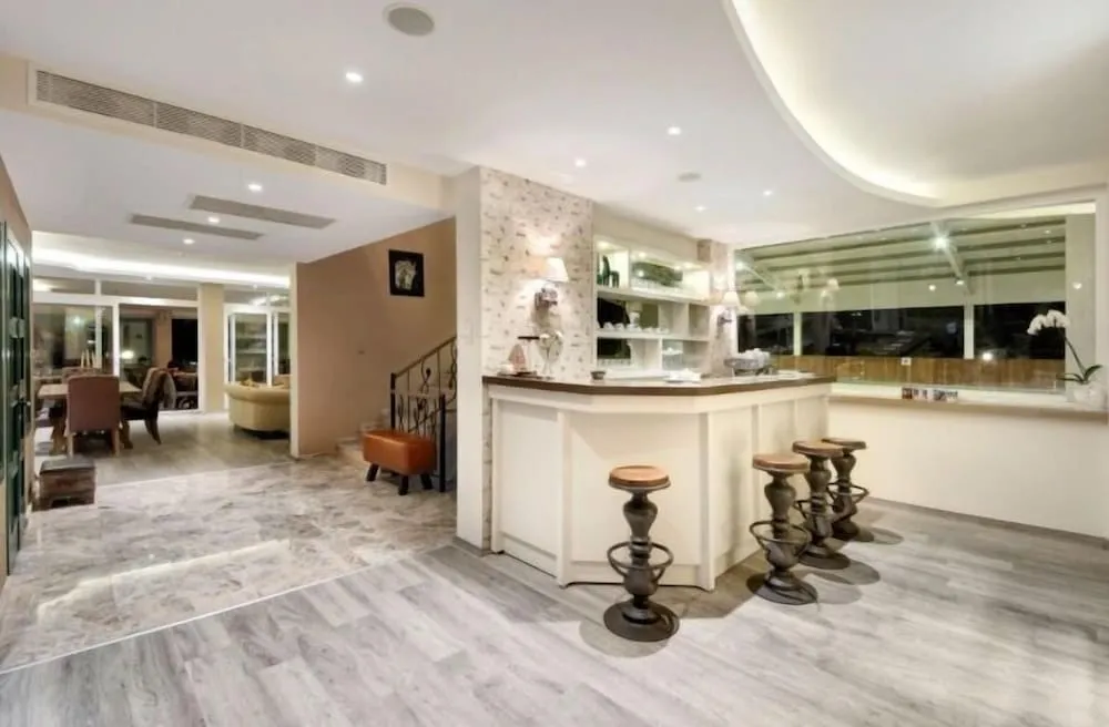 B. Equine Range Hotel