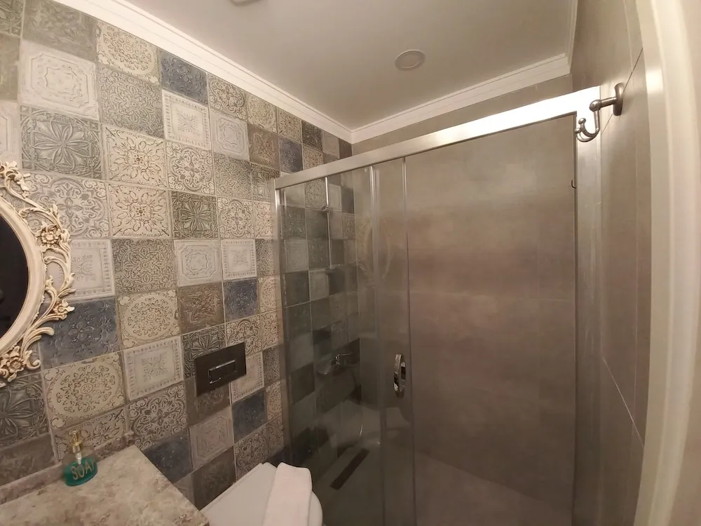 Honeymoon Tek Büyük Yataklı Oda