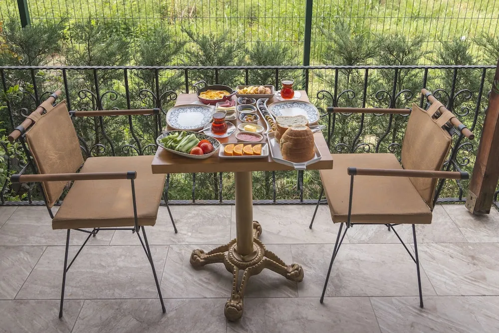 Design Oda, 1 Büyük (Queen) Boy Yatak, Sigara İçilebilir, Bahçe Manzaralı