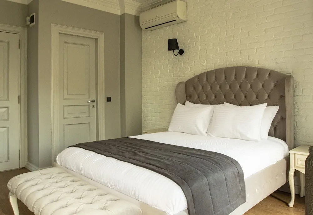 Queen Room with Garden View