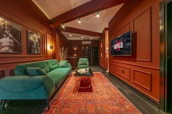 Hexa Suites Hotel