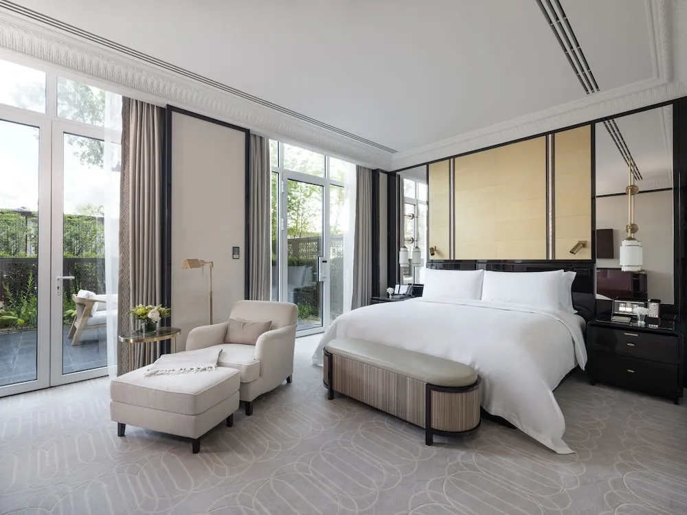 Deluxe Suite With Garden, 1 King Bed with Sofa Bed
