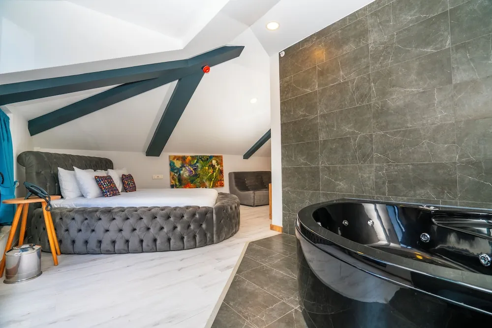 Romantic Suite with Jacuzzi and Terrace