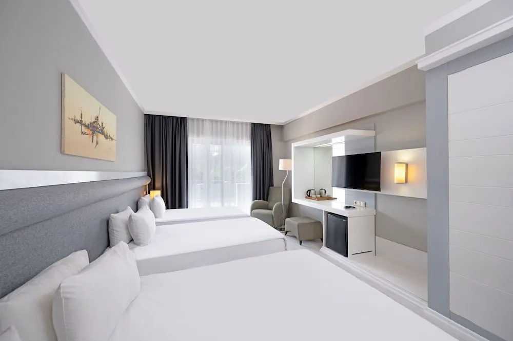 Grand Superior Room, Pool View