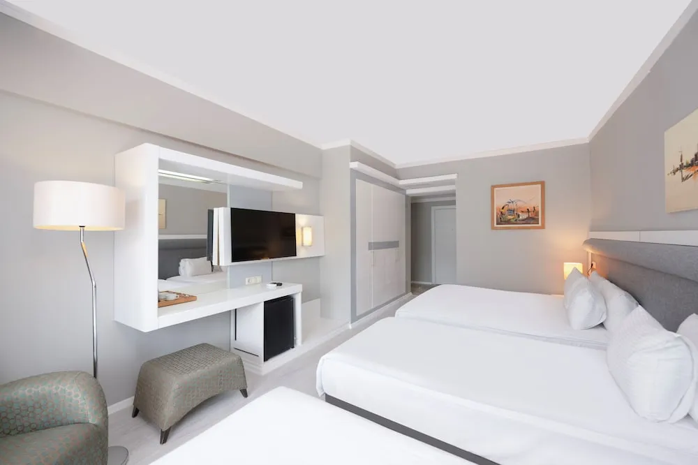 Grand Superior Room, Pool View