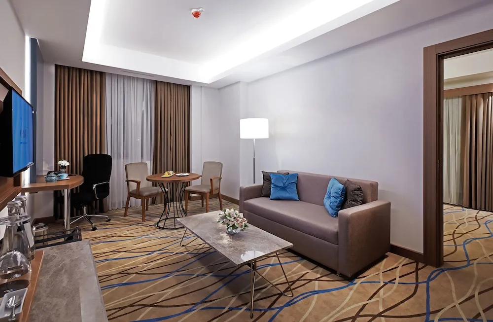 Corner Suite King Room City View