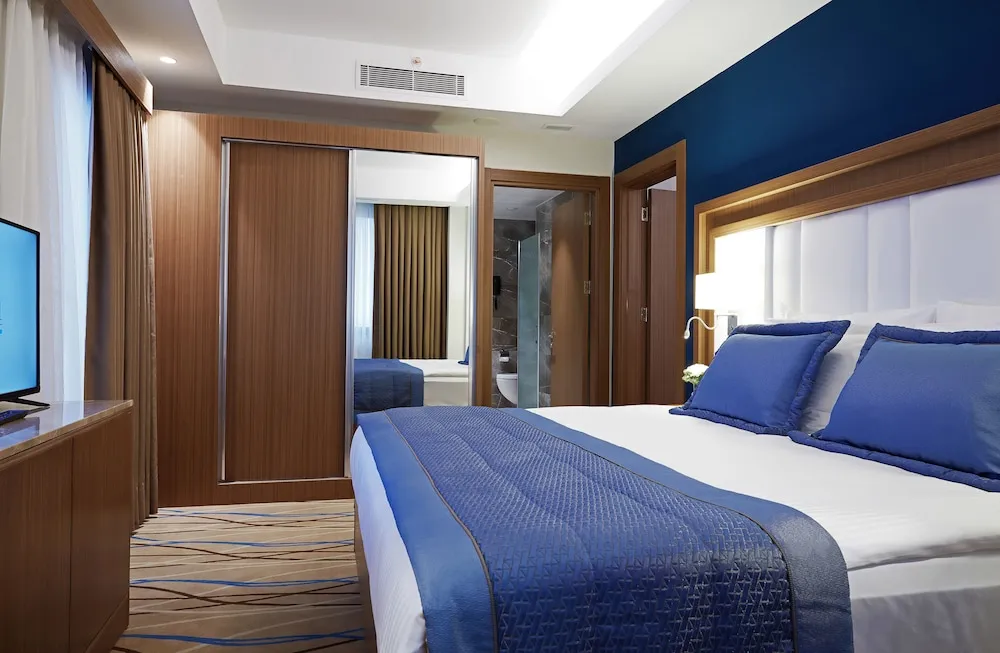 Corner Suite King Room City View
