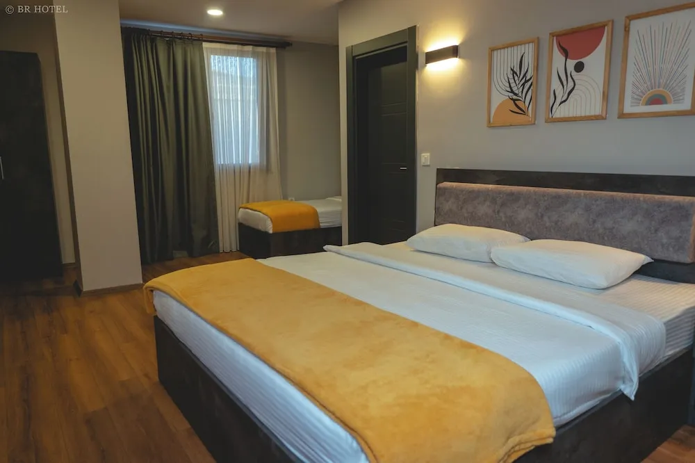 Family Tek Büyük veya İki Ayrı Yataklı Oda