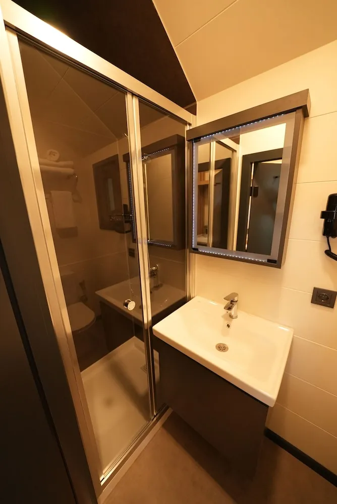 Exclusive Karavan, Göl Manzaralı