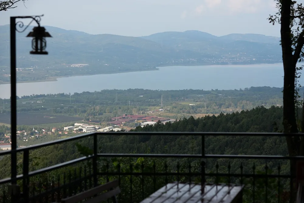 Exclusive Karavan, Göl Manzaralı