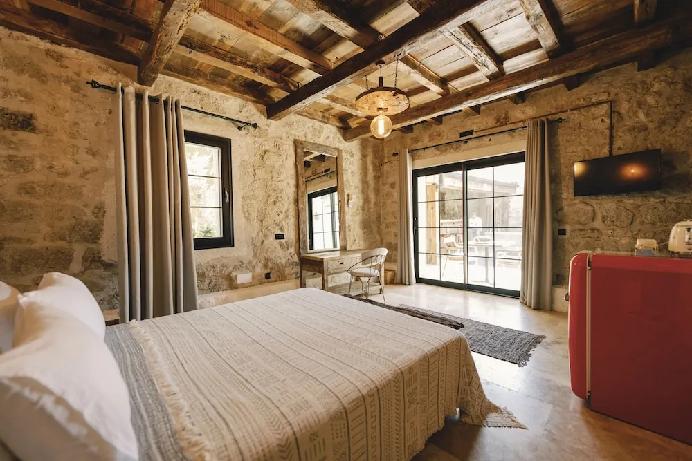 Deluxe Pool Room
