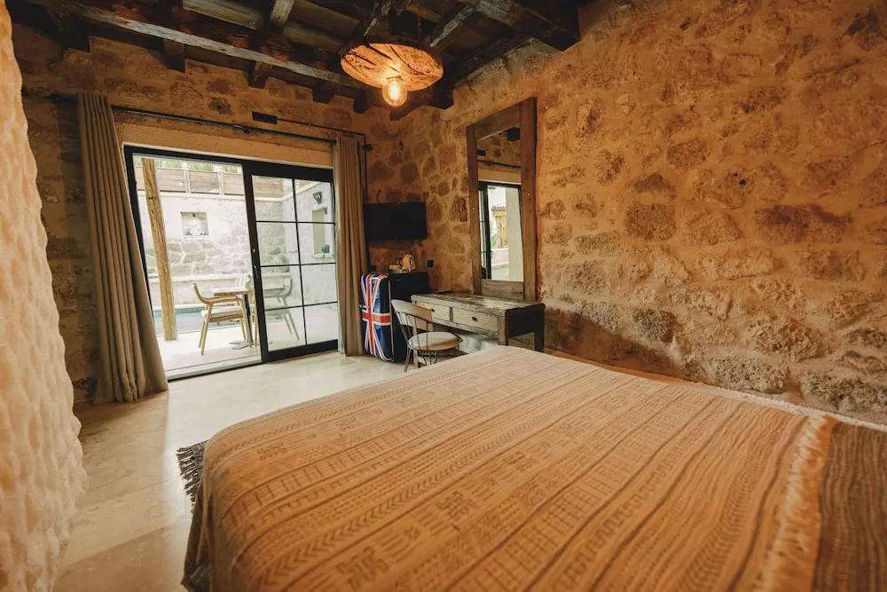 Deluxe Pool Room
