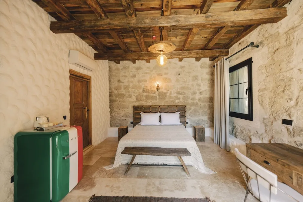 Deluxe Pool Room