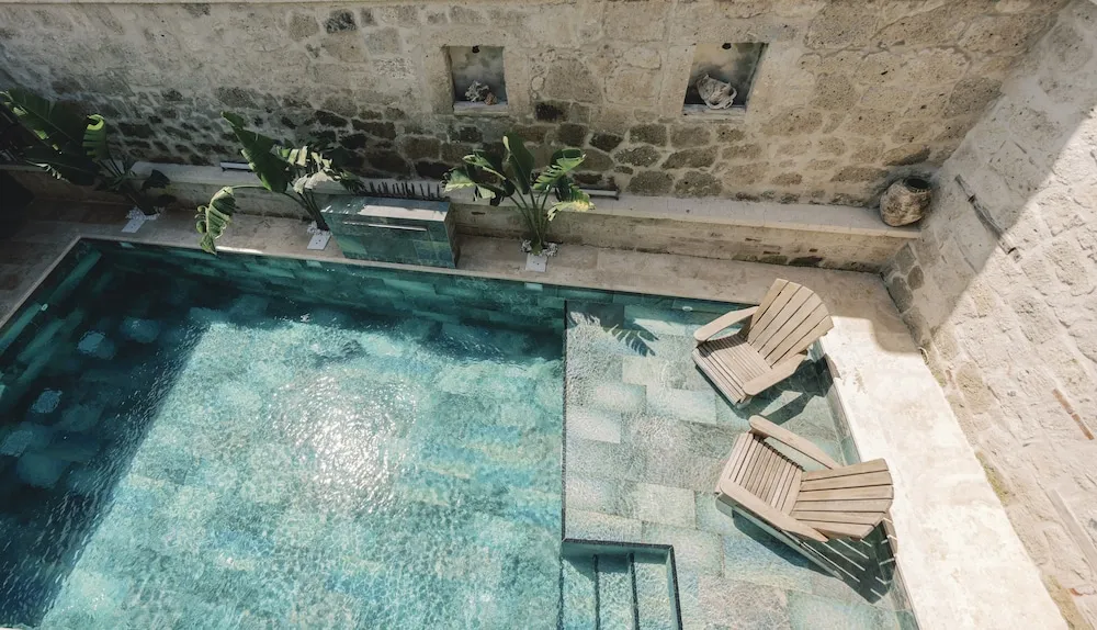 Deluxe Pool Room