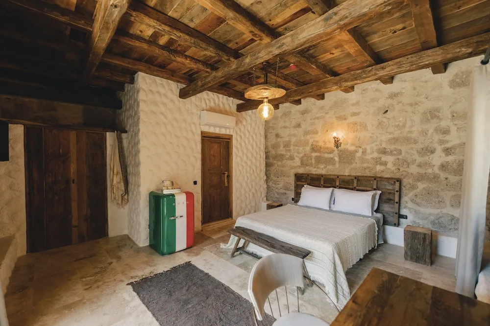 Deluxe Pool Room