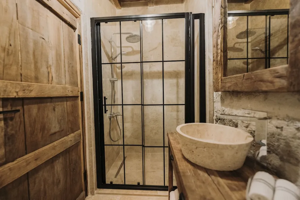 Deluxe Pool Room