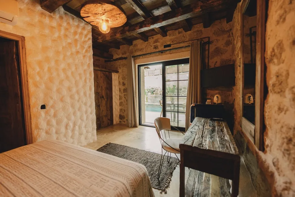 Deluxe Pool Room