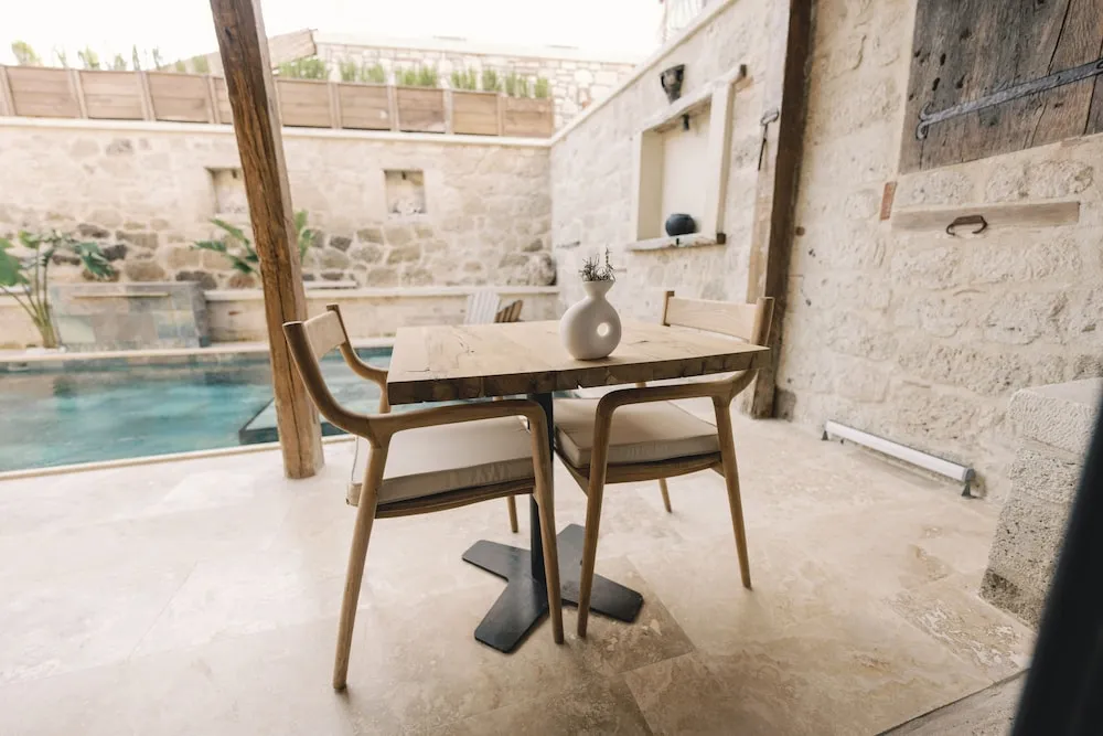 Deluxe Pool Room