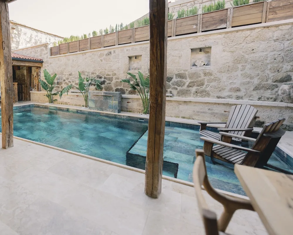 Deluxe Pool Room