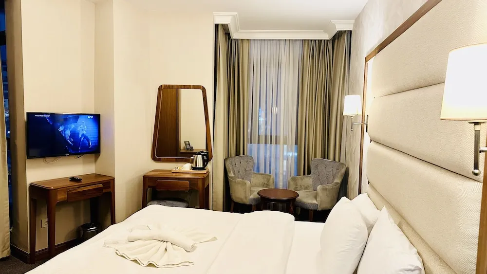 Deluxe King Room City View