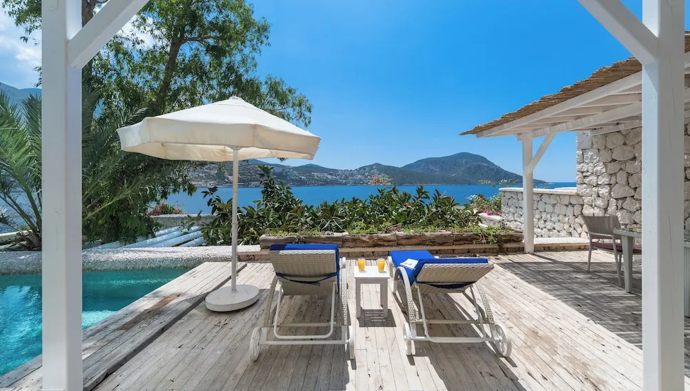 Signature Pool Suite