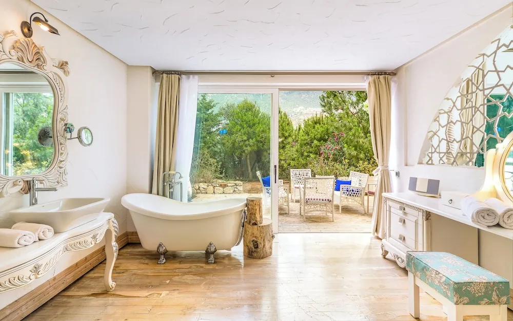 Signature Pool Suite