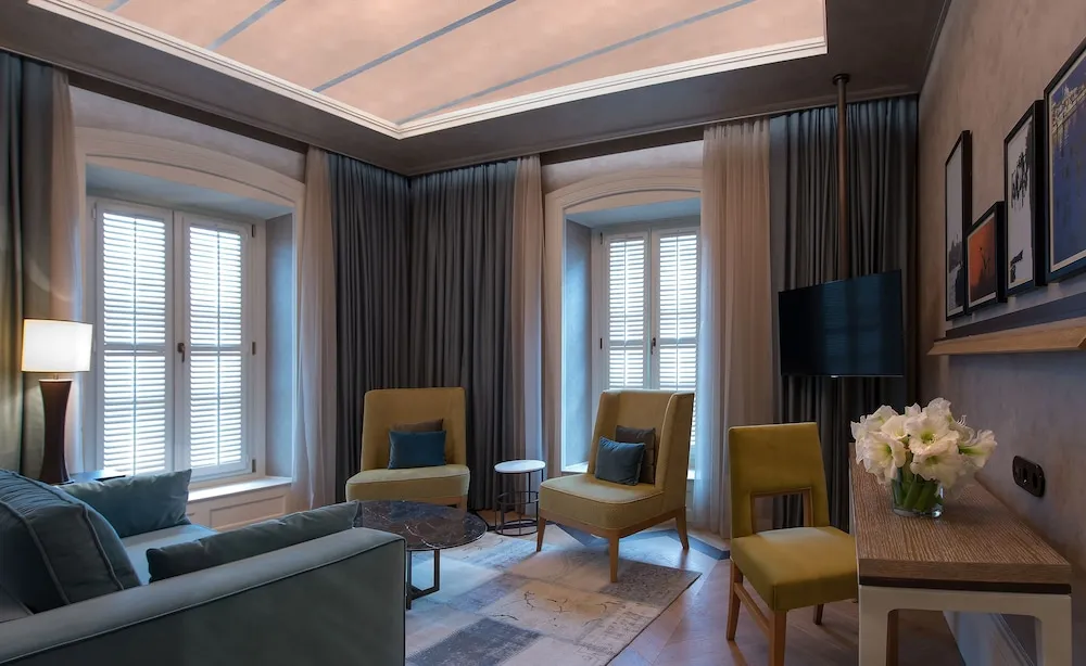 Corner Suite