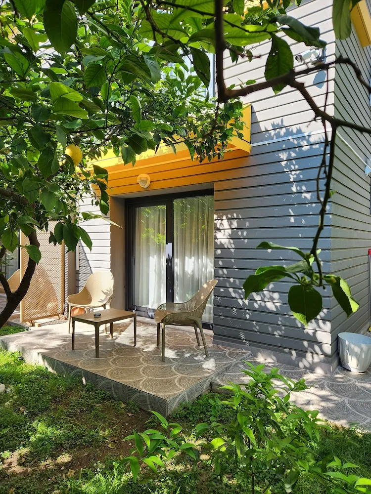 Deluxe Tek Büyük Yataklı Oda, Teras, Bahçe Manzaralı