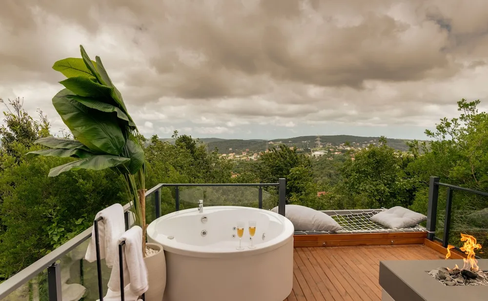 Deluxe Suite With Jacuzzi 12