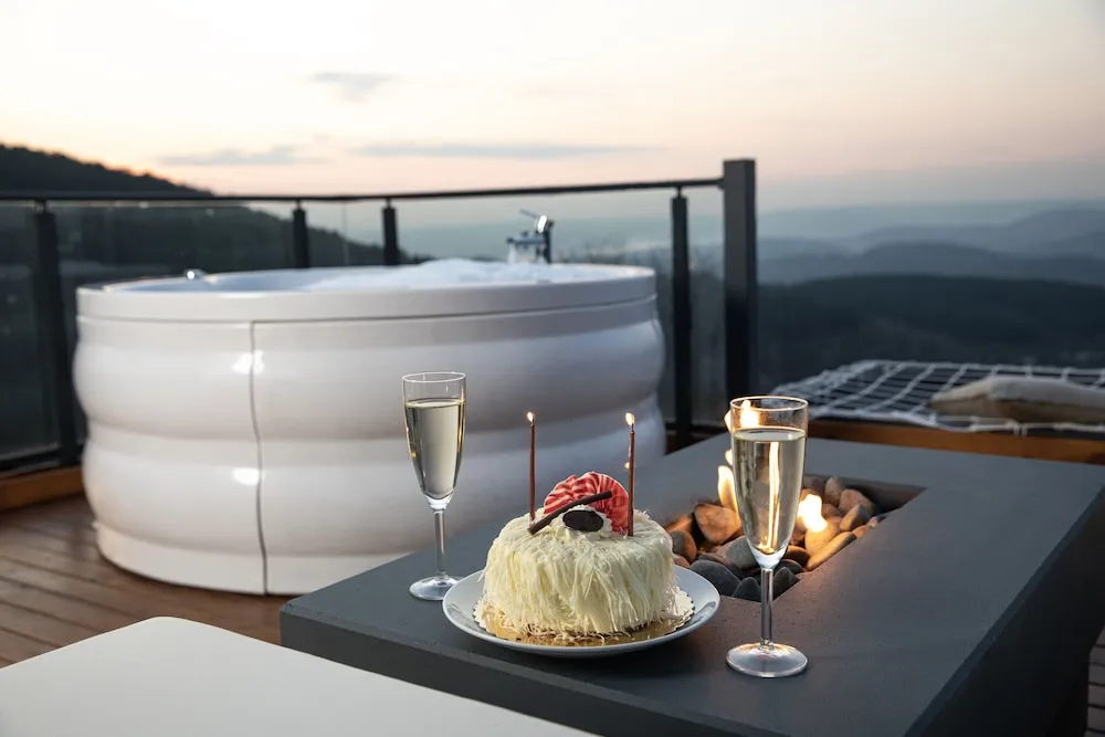 Deluxe Suite With Jacuzzi 8-9