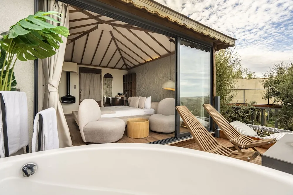 Deluxe Suite With Jacuzzi 13