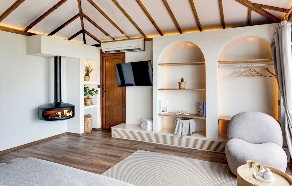 Deluxe Suite With Jacuzzi 25