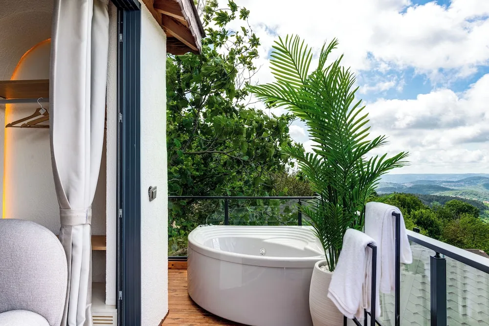 Deluxe Suite With Jacuzzi 25