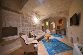 Secret Hill Cave Suites