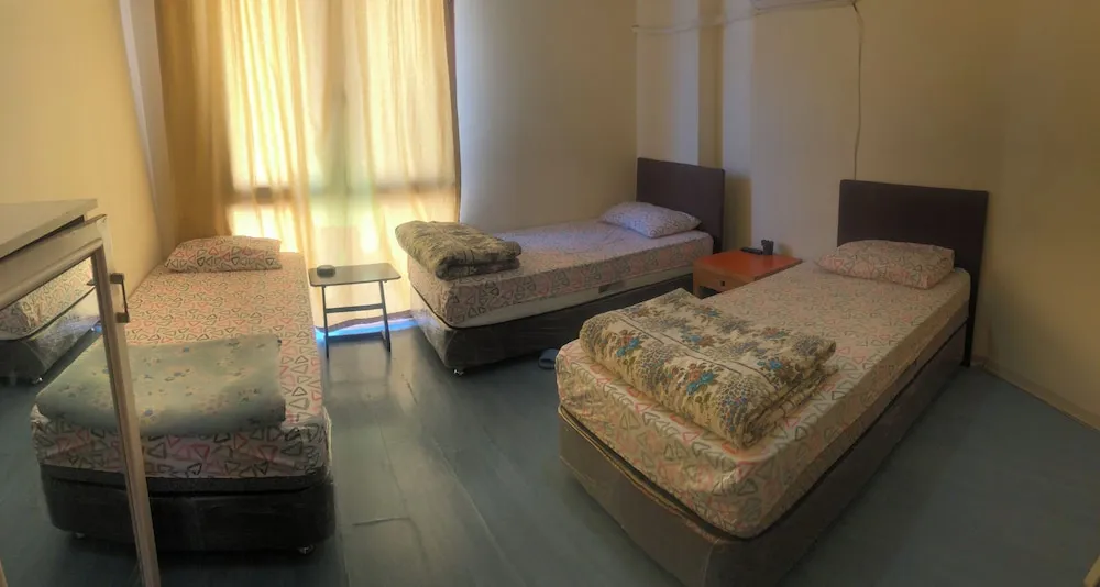 Basic Üç Kişilik Oda, Ortak Banyo