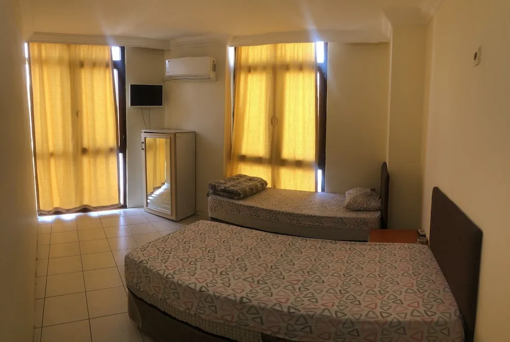 Basic Üç Kişilik Oda, Ortak Banyo