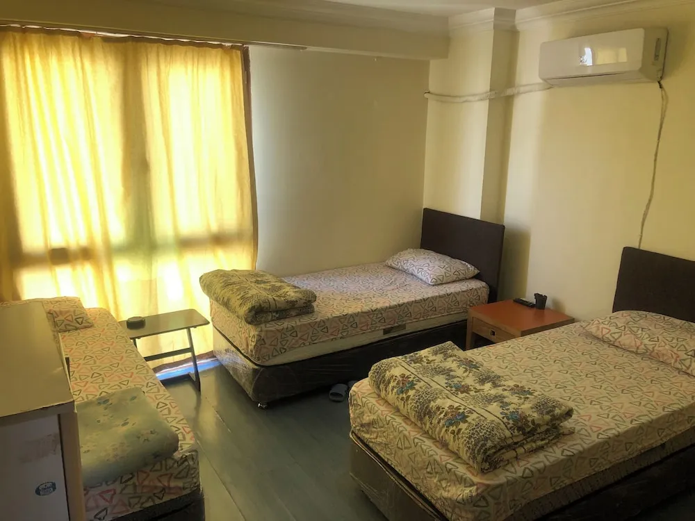 Basic Üç Kişilik Oda, Ortak Banyo