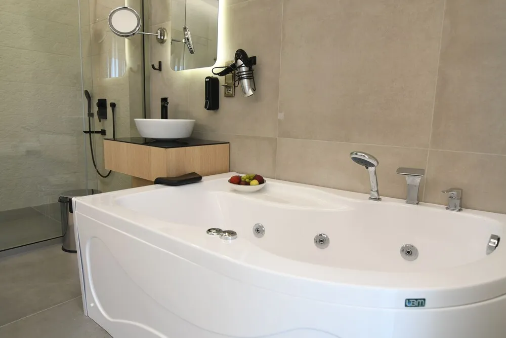 Deluxe Tek Büyük Yataklı Oda, Havuz Manzaralı