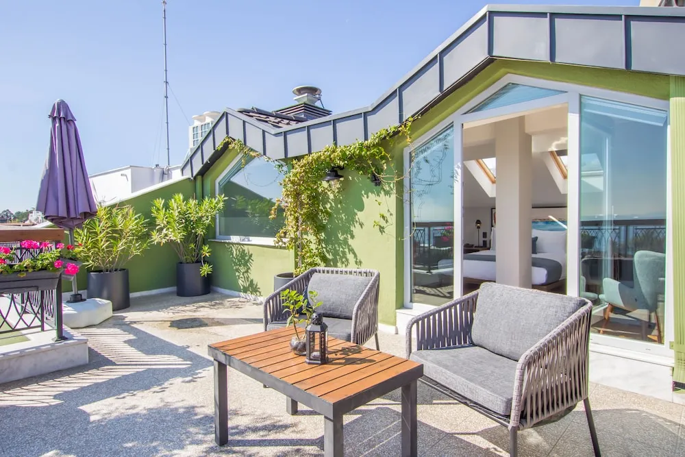 Penthouse with Balcony and Jettub