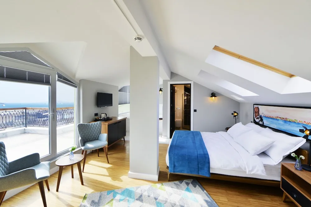 Penthouse with Balcony and Jettub