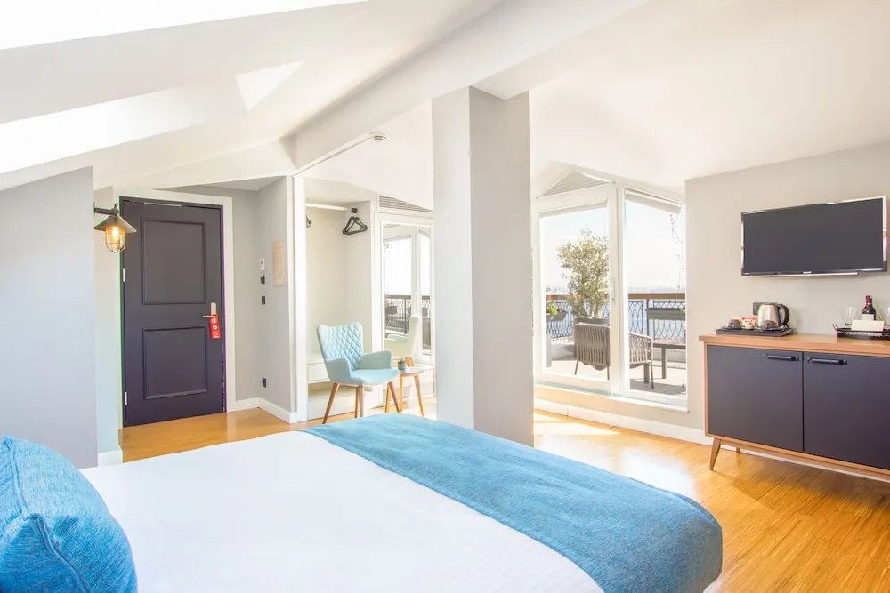 Penthouse with Balcony and Jettub