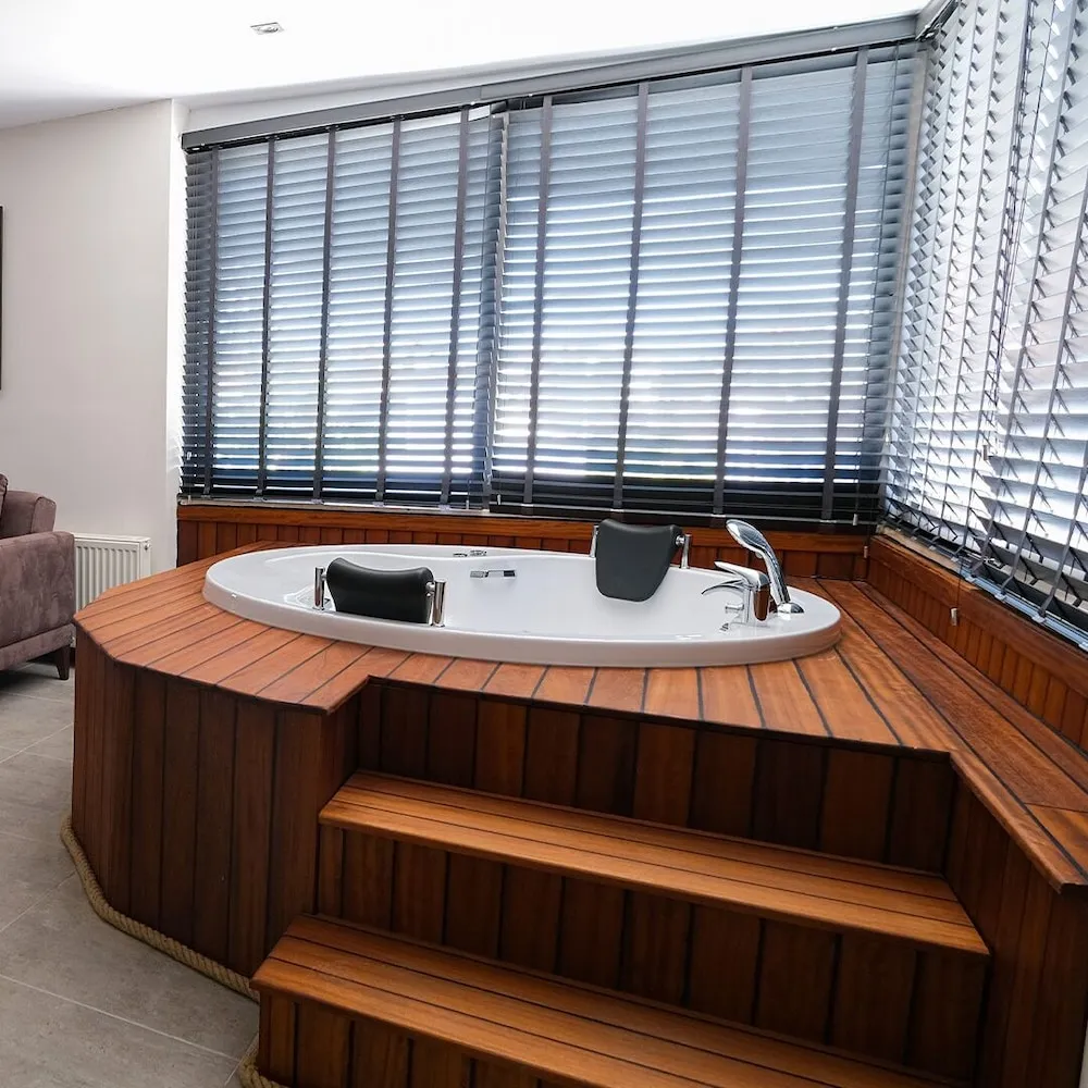 Exclusive Suite Room (with jacuzzi).
