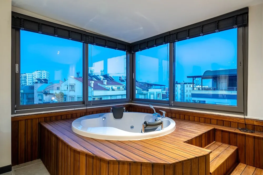 Exclusive Suite Room (with jacuzzi).