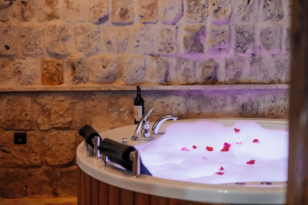 Honeymoon Tek Büyük Yataklı Oda