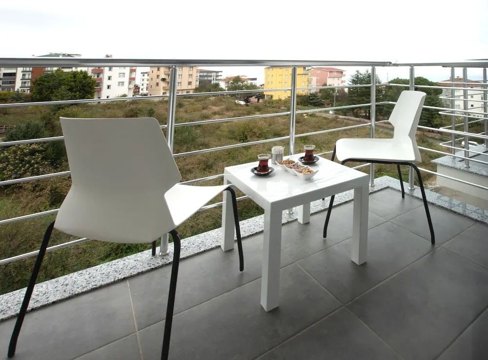 Family Oda, Balkon, Kısmi Deniz Manzaralı