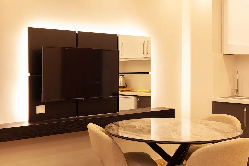 Comfort Süit, 1 Çift Kişilik Yatak ve Çekyat, Sigara İçilebilir, Avlu Manzaralı